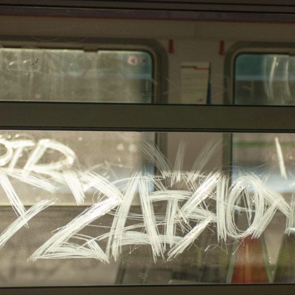 anti-graffiti-window-film-train anti-graffiti-window-film-train